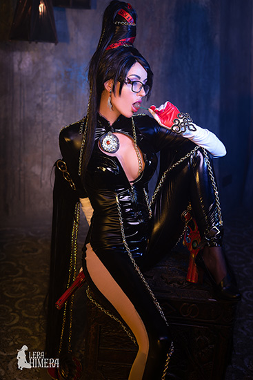 Valery Himera sexy cosplay as Bayonetta in latex fetish suit